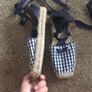 Adorable navy blue shoes! Only worn 2-3 times